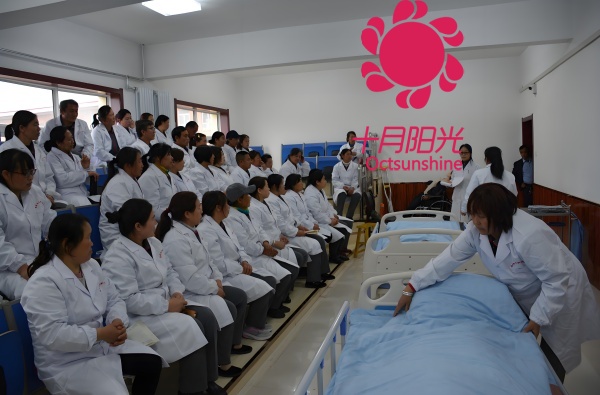 40岁50岁转行，在北京学护工还来得及吗？