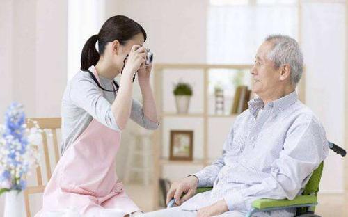 北京保姆的豪门生活：包吃包住、月入过万