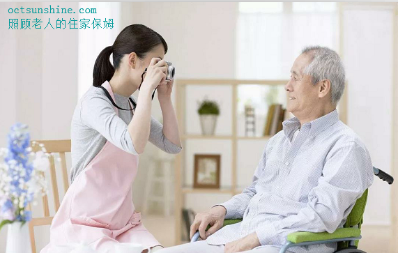 可怕的保姆虐待老人行为，4招学会安心雇保姆！