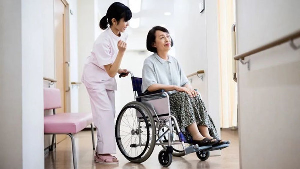 照顾老人的保姆工资是多少要结合多方面条件考虑