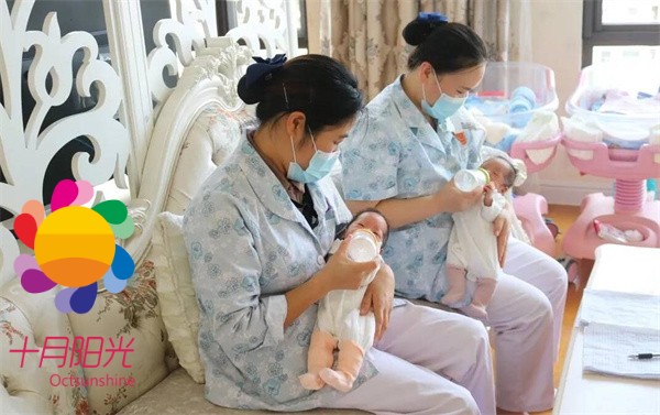 双胞胎请月嫂还是去月子中心？