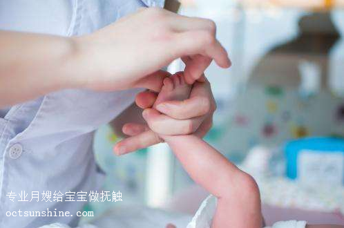 专业月嫂给宝宝做抚触 专业月嫂给宝宝做抚触