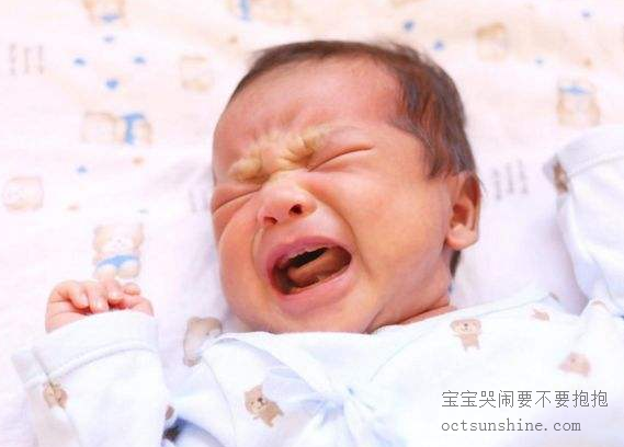 宝宝哭闹要不要抱抱