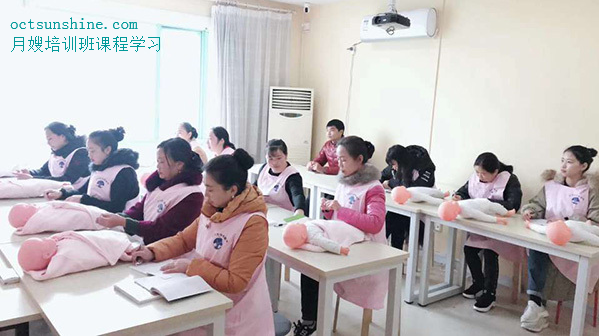 认真学习的月嫂学员