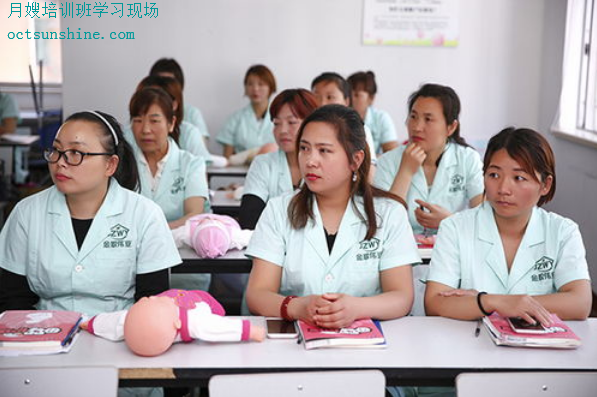 认真听课的月嫂学员
