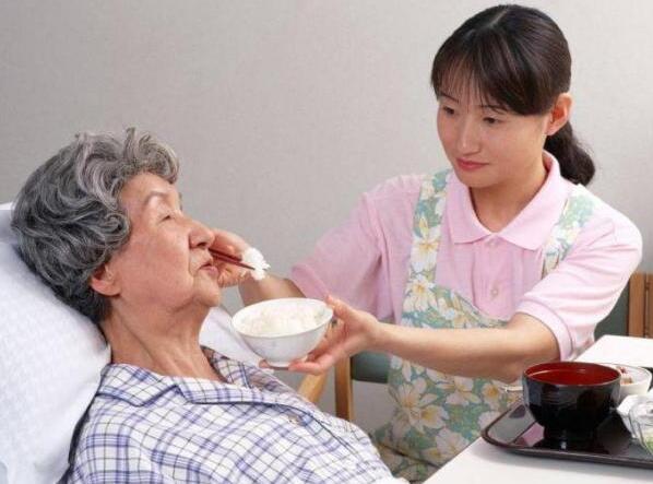 找保姆照顾老人顺带看孩子，哪家家政平台靠谱多少钱？