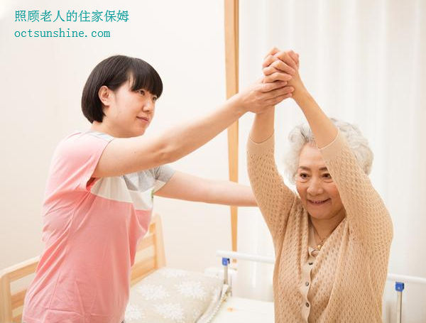 相比敬老院,找住家保姆照顾老人靠谱么？