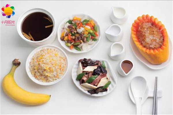 月嫂多少钱？她们负责给全家人做饭么？