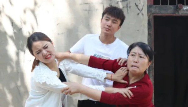 婆婆做月嫂，却不伺候月子里的儿媳妇，你怎么看？